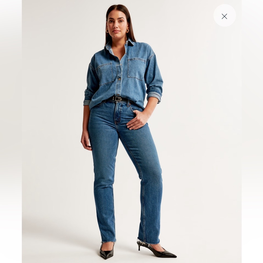 Abercrombie Curve Love Mid Rise 90s Straight Jean Dark with Raw Hem 24 SHORT